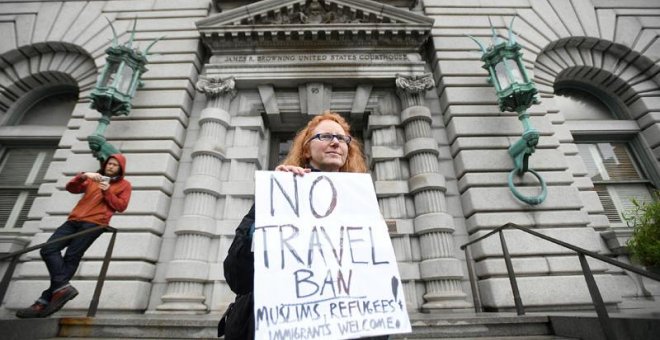 Una mujer protesta contra el veto migratorio de Trump ante el Tribunal de Apelaciones de San Francisico. | NOAH BERGER (EFE)