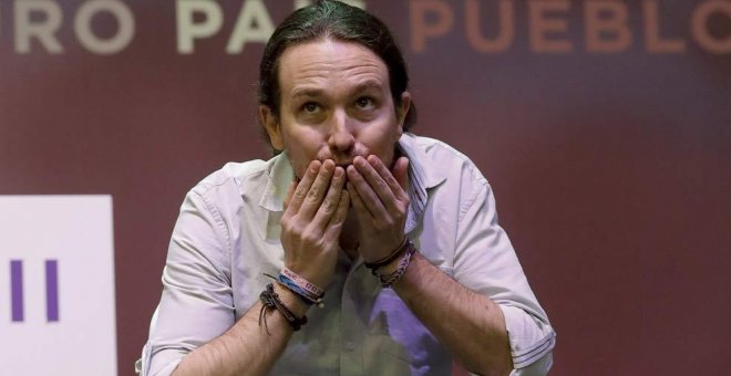 Pablo Iglesias lanza un beso a los asistentes al acto de Vistalegre II. | BALLESTEROS (EFE)