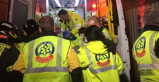 Los servicios de emergencia atienden al menor herido grave tras caer de un edificio en obras en la calle Atocha de Madrid. SAMUR