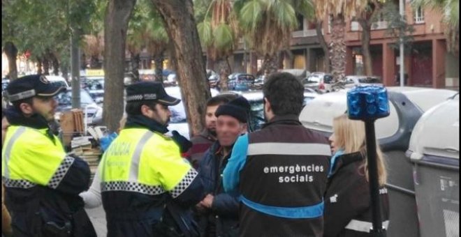 Agentes de la Guardia Urbana y miembros de Emergencias Sociales, junto al indigente humillado por el 'youtuber' Reset. - EUROPA PRESS