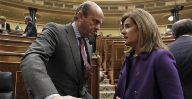 La ministra de Empleo, Fátima Báñez, con el ministro de Economía, Luis de Guindos.