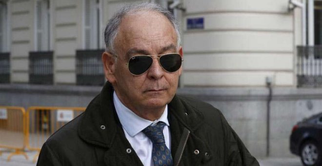 El ex número dos de la Policía Eugenio Pino, a su salida de la Audiencia Nacional, donde prestó declaración ante juez José de la Mata. | SERGIO BARRENECHEA (EFE)