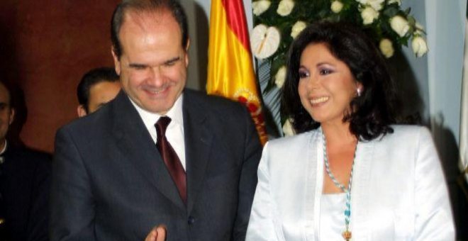 Isabel Pantoja, junto al entonces presidente de la Junta, Manuel Chaves, el día de la entrega de la Medalla de Andalucía. EFE