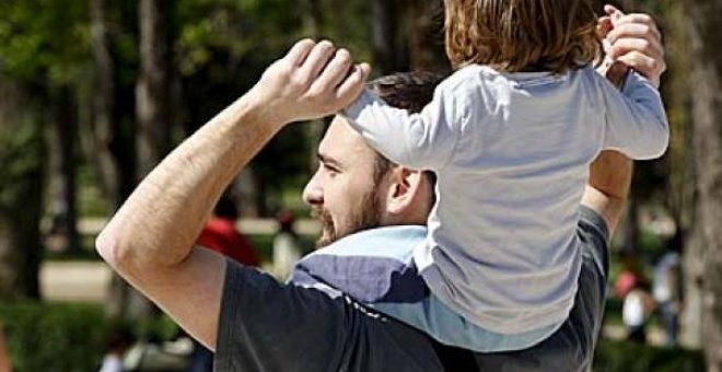 Un padre con su hijo en el parque / EFE