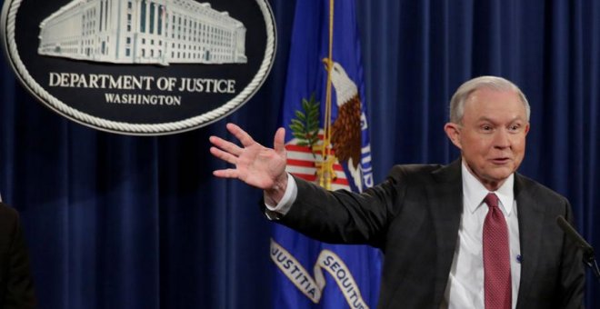 El fiscal general de EEUU, Jeff Sessions, durante su rueda de prensa. REUTERS/Yuri Gripas