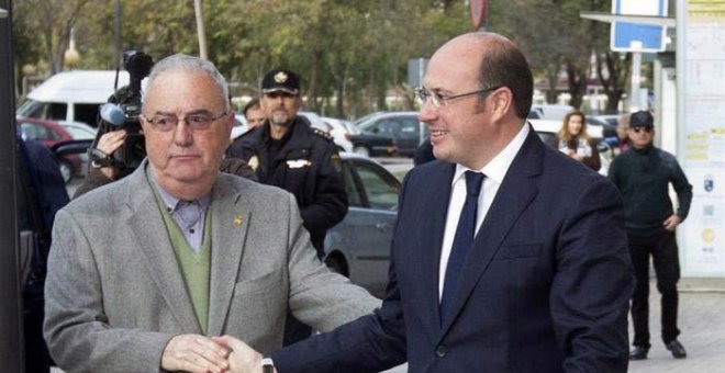 El presidente del Gobierno de Murcia, Pedro Antonio Sánchez (d), a su llegada al Tribunal Superior de Justicia de Murcia para declarar como investigado. | MARCIAL GUILLÉN (EFE)