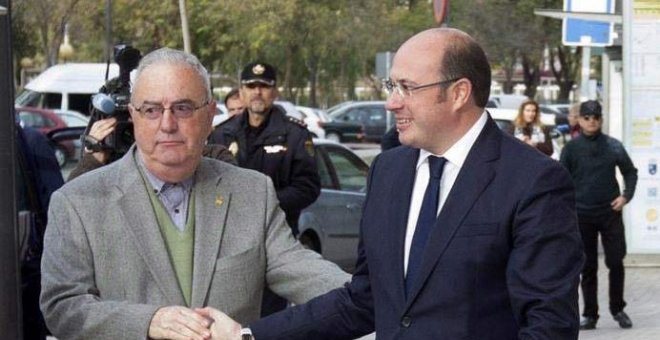 El presidente del Gobierno de Murcia, Pedro Antonio Sánchez (d), a su llegada al Tribunal Superior de Justicia de Murcia para declarar como investigado. | MARCIAL GUILLÉN (EFE)