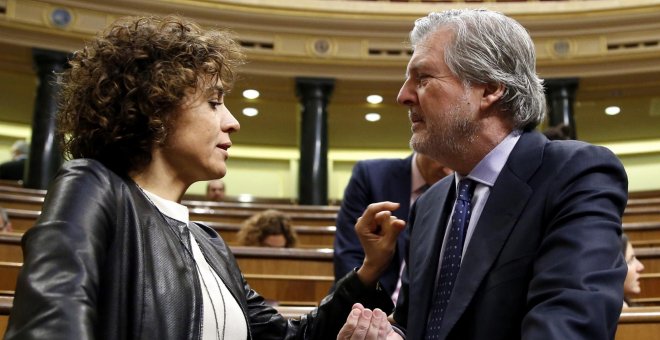 La ministra de Sanidad, Dolors Montserrat,iz., y el de Cultura, Íñigo Méndez de Vigo, en el Congreso de los Diputados, donde  se celebra en sesión plenaria la sesión de control al Gobierno. EFE/Sergio Barrenechea