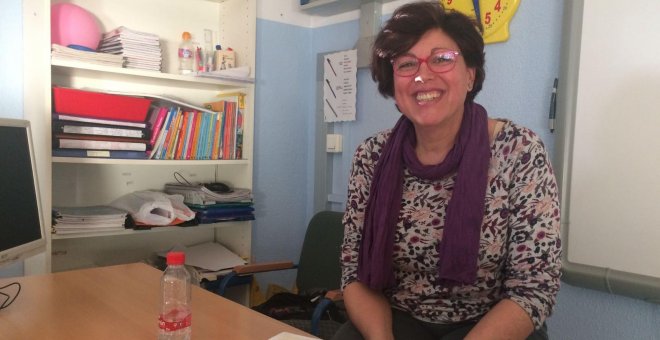 La maestra Josefa Suárez en el colegio público sevillano Gloria Fuertes. PÚBLICO