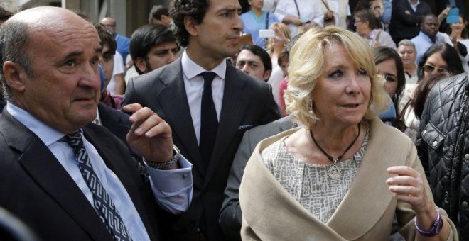 El exgerente del PP de Madrid, Beltrán Gutiérrez, con Esperanza Aguirre, en una foto de 2014. EFE