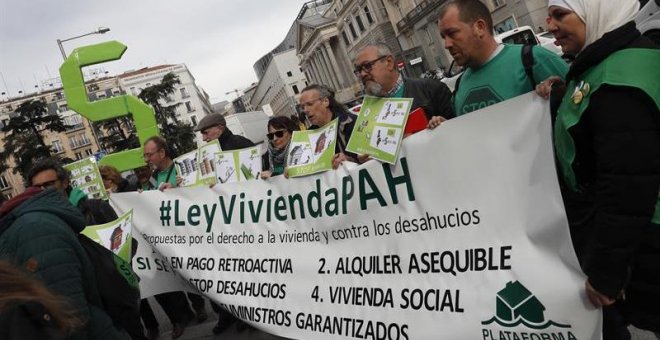 Algunos de los representantes de la Plataforma de Afectados por la Hipoteca (PAH) que se han concentrado frente al Congreso. - EFE