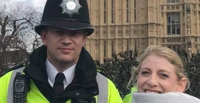 La última fotografía de Keith Palmer con una turista, momentos previos a su muerte a manos del terrorista de Londres.