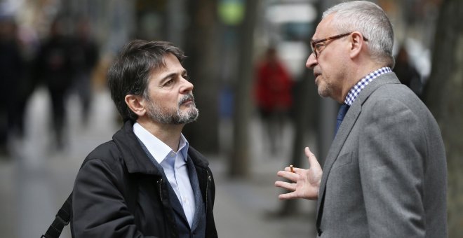 El exdiputado de CiU Oriol Pujol (i), conversa con su abogado, Xavier Melero, a la salida de la Audiencia Nacional. EFE/Mariscal