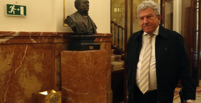 El diputado de Nueva Canarias Pedro Quevedo,en los pasillos del Congreso. EFE/Javier Lizón