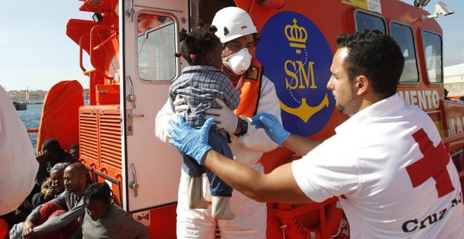 Llegada al puerto de Tarifa (Cádiz), de los 41 inmigrantes, entre ellos un bebé, que han sido recatados por Salvamento Marítimo de una patera en el Estrecho de Gibraltar este fin de semana. EFE
