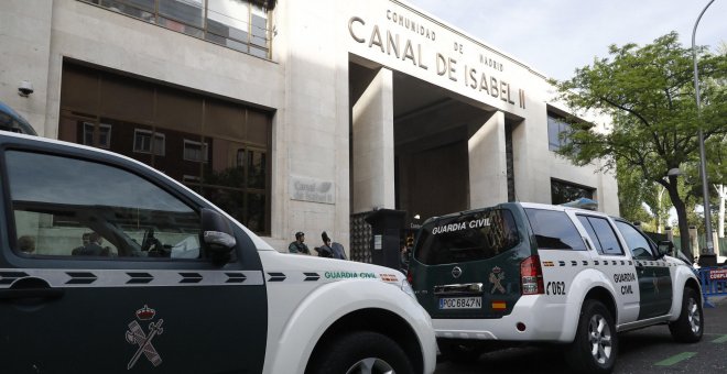 Agentes de la Guardia Civil ante la sede de Canal de Isabel II, en la operación Lezo dirigida por el juez de la Audiencia Nacional Eloy Velasco. EFE/Emilio Naranjo