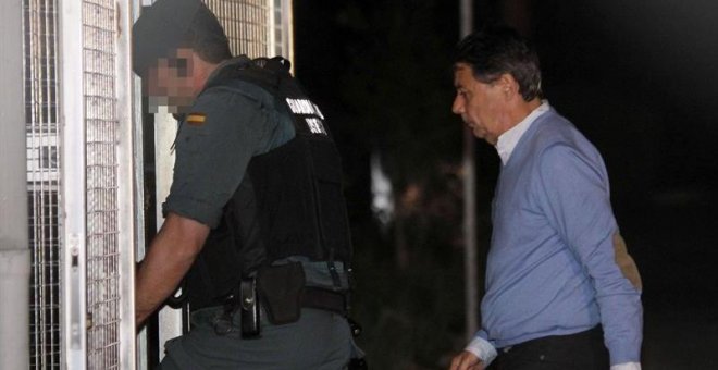 Ignacio González entra en las dependencias de los calabozos de Tres Cantos tras ser detenido por la Operación Lezo. EFE/Javier López