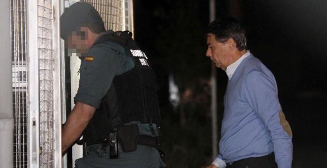 Ignacio González entra en las dependencias de los calabozos de Tres Cantos tras ser detenido por la Operación Lezo. EFE/Javier López
