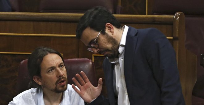 El secretario general de Podemos, Pablo Iglesias, y el líder de IU, Alberto Garzón, durante el debate en el pleno del Congreso de las enmiendas a la totalidad del proyecto de Presupuestos Generales del Estado para 2017. EFE/Kiko Huesca