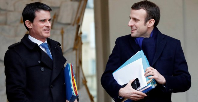 Fotografía de archivo de Manuel Valls en su etapa como primer ministro junto al entonces ministro de Economía Emmanuel Macron. - REUTERS