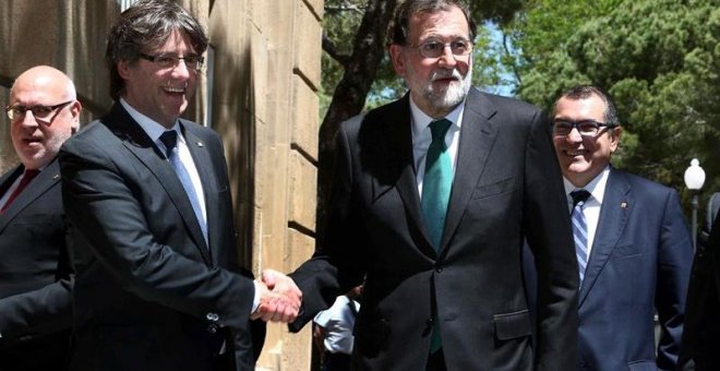 Rajoy y Puigdemont se saludan en la inauguración del Salón del Automóvil de Barcelona / EFE