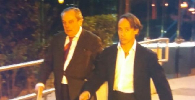 El empresario Adrián de la Joya, junto a su abogado a la salida de la Audiencia. PÚBLICO