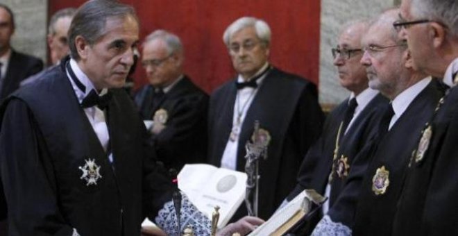 Antonio-Fonseca Herrero (i) durante una sesión en la  Sala de lo Social del Tribunal Supremo /Tinta Amarilla