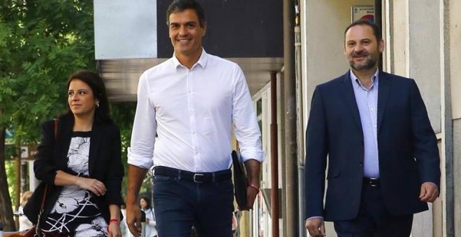 Pedro Sánchez (c), reelegido en primarias como secretario general del PSOE, acompañado por los diputados Adriana Lastra y José Luis Ábalos, a su llegada esta mañana a la sede del partido. |  J.P. GANDUL