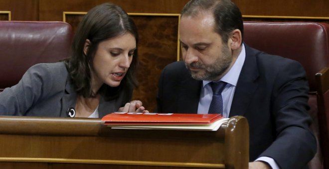 El nuevo portavoz parlamentario del PSOE, José Luis Ábalos, conversa con la portavoz de Unidos Podemos, Irene Montero, durante tarde en el pleno del Congreso, en la primera sesión de debate y votación de enmiendas parciales a los Presupuestos Generales de