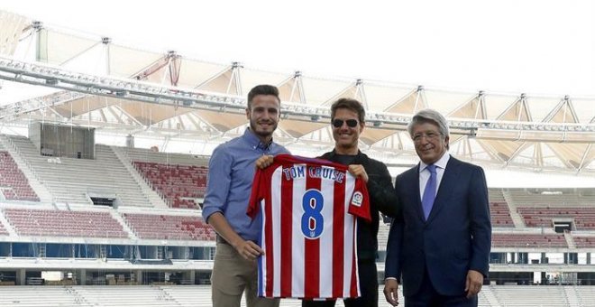 El actor Tom Cruise posando esta semana en el futuro estadio Wanda Metropolitano junto a Enrique Cerezo y Saúl Ñíguez. /EFE