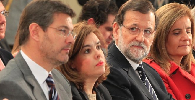 El ministro de Justicia, Rafael Catalá junto a la vicepresidenta del Gobierno, Soraya Saenz de Santamaría y el presidente del Ejecutivo, Mariano Rajoy. EUROPA PRESS