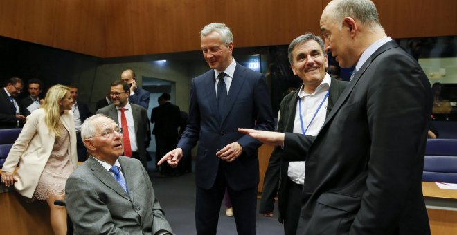 El responsable alemán de Finanzas, Wolfgang Schäuble, el ministro francés de Finanzas, Bruno Le Maire, el ministro griego de Finanzas, Euclides Tsakalotos, y el comisario europeo de Asuntos Económicos, Pierre Moscovici, conversan al inicio de la reunión d