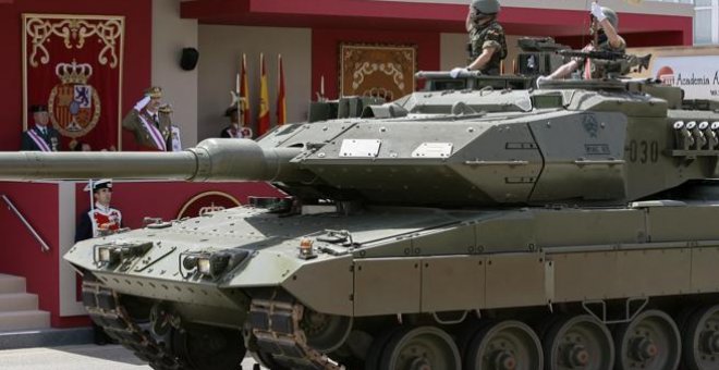 Un carro de combate Leopard durante el desfile de las Fuerzas Armadas, uno de los Programas Especiales de Armamento de mayor coste que se han financiado con créditos extraordinarios. Pepe Zamora (EFE)