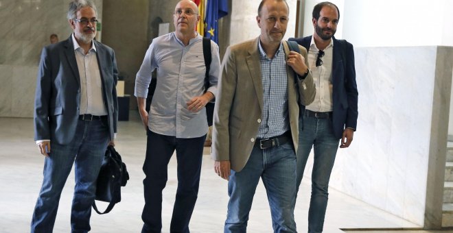 Los diputados de Ciudadanos Domingo Rojo, Alberto García, Alexis Marí y David de Miguel se dirigen a la rueda de prensa en la que han anunciado hoy que abandonan su grupo parlamentario para pasar al de no adscritos "porque el partido ha cambiado" y por su