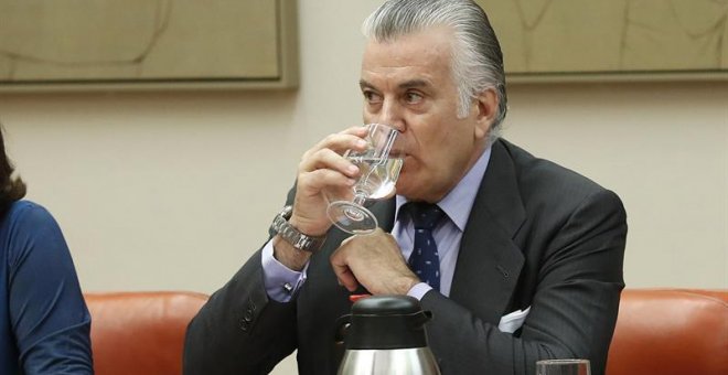 El extesorero del PP Luis Bárcenas hoy al Congreso durante su comparecencia en la comisión de investigación de la supuesta financiación ilegal del PP, en la que no tiene intención de hablar para no entorpecer su estrategia de defensa en los casos en los