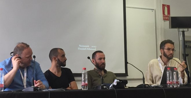 Participantes de la ponencia "Un acercamiento a la comunidad musulmana". De izquierda a derecha: Jesus López Gil, abogado de la Asociación de Abogados Contra los Delitos de Odio (moderador), el activista tunecino Hafedh Trifi, el activista español Daniel