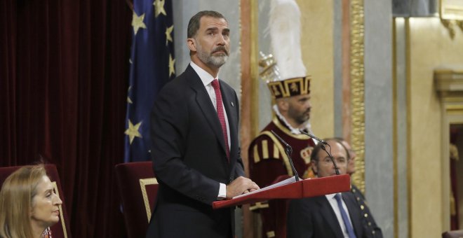 El rey Felipe VI, durante el discurso que pronunció en el Congreso de los Diputados donde los monarcas han presidido la sesión solemne de la conmemoración del 40 aniversario de las elecciones de 1977. EFE/Juan Carlos Hidalgo