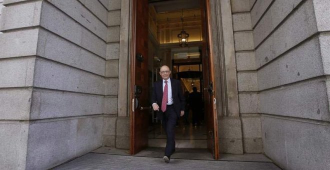 El ministro de Hacienda y Función Pública, Cristóbal Montoro sale del Congreso de los Diputados. | FERNANDO ALVARADO (EFE)