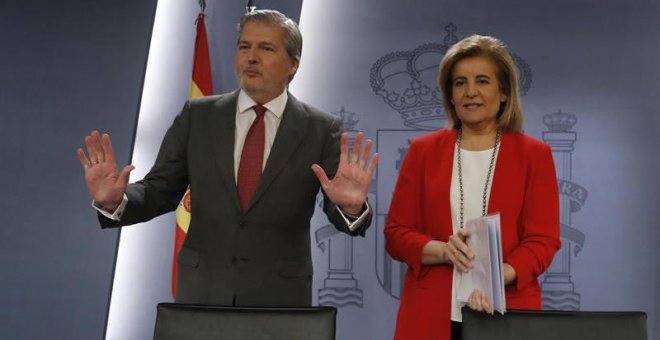 El portavoz del Gobierno, Íñigo Méndez de Vigo,y la ministra de Empleo, Fátima Bañez,d., durante la rueda de prensa posterior al Consejo de Ministros. |  El portavoz del Gobierno y ministro de Cultura, Íñigo Méndez de Vigo,iz., y la ministra de Empleo, F