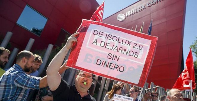 Trabajadores protestan este lunes en la sede de Isolux. EFE/Mariscal