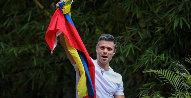 El opositor venezolano Leopoldo López saluda a seguidores desde la entrada de su casa en Caracas. - EFE