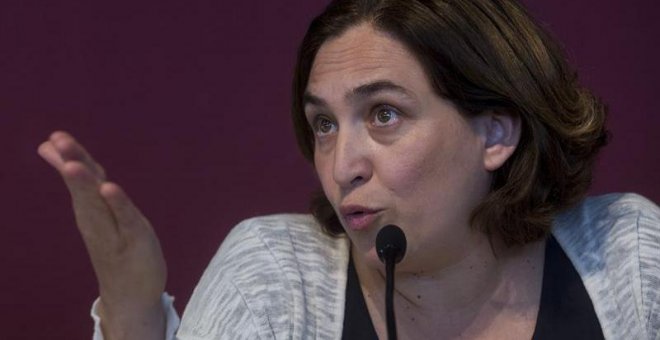 La alcaldesa de Barcelona, Ada Colau, atiende a los medios de comunicación tras la presentación del nuevo Observatorio Metropolitano de la Vivienda de Barcelona. /EFE