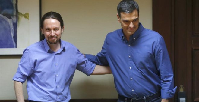 Los líderes de Podemos, Pablo Iglesias (i) y del PSOE, Pedro Sánchez, se saludan durante la reunión mantenida con sus equipos en el Congreso, en el inicio de las negociaciones para buscar acuerdos parlamentarios. /EFE