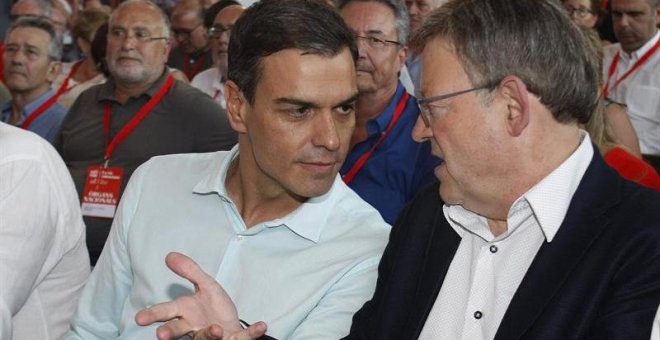 El secretario general del PSOE, Pedro Sánchez (i) y el líder de los socialistas valencianos, Ximo Puig, durante la inauguración del congreso del PSPV-PSOE, que se celebra hasta el domingo en Elche. EFE/Morell