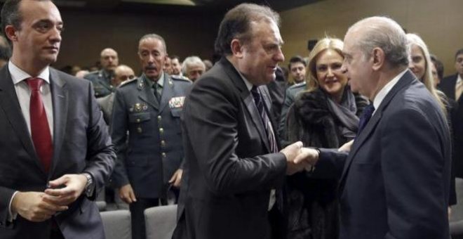 José Luis Olivera es felicitado por el entonces ministro del Interior, Jorge Fernández Díaz, al ser nombrado director del CITCO, en enero de 2015. EFE/J.C.Hidalgo