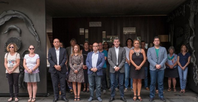 El presidente del Gobierno de Canarias, Fernando Clavijo (3º d), junto a otros miembros del Ejecutivo , durante el minuto de silencio que se guardó en memoria de la mujer asesinada en Santa Cruz de Tenerife EFE/CRISTÓBAL GARCÍA