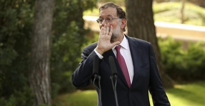 El presidente del Gobierno, Mariano Rajoy, momentos antes de la rueda de prensa que ha ofrecido hoy tras su tradicional despacho de verano con el rey Felipe VI, en el Palacio de Marivent.- EFE/Ballesteros