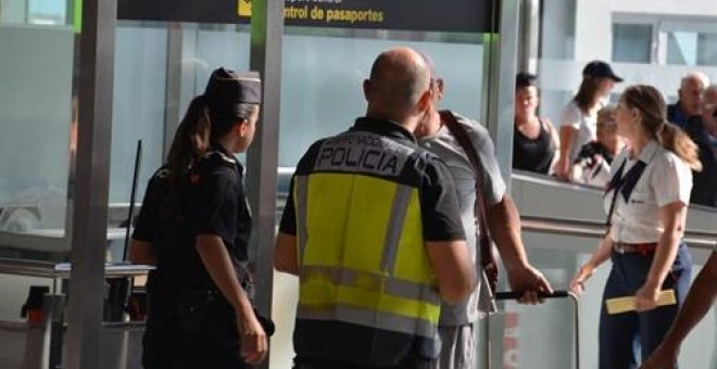 Agentes de la Policía Nacional en el aeropuerto El Prat / EUROPA PRESS