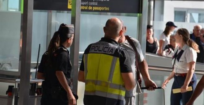 Agentes de la Policía Nacional en el aeropuerto El Prat / EUROPA PRESS