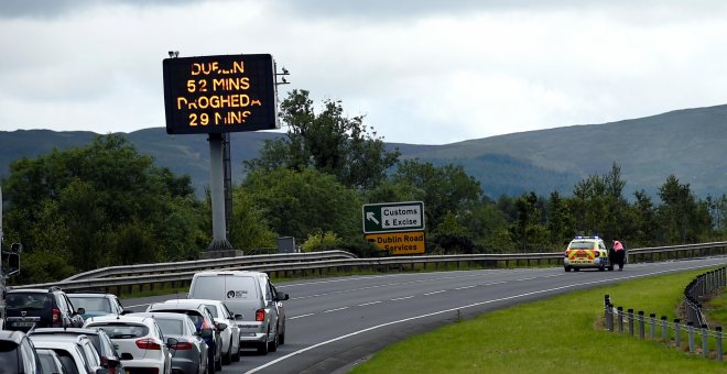 Una señal de aduana e impuestos especiales en una autopista cerca a la frontera entre Irlanda del Norte e Irlanda. REUTERS/ Clodagh Kilcoyne